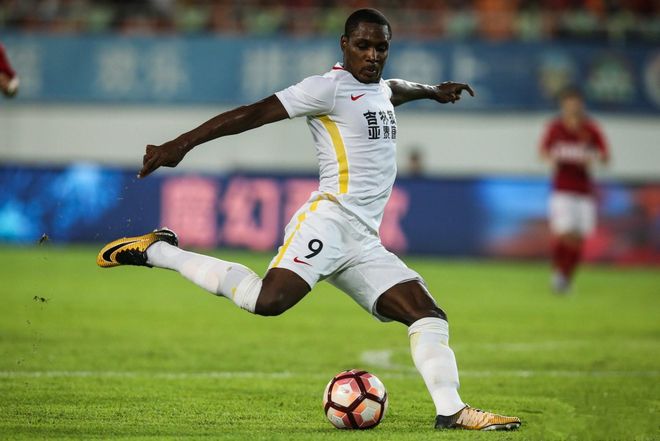 上海申花训练开放日，今晚防线松动引欢呼，英超在即，高层口径保持一致的简单介绍-体育新闻